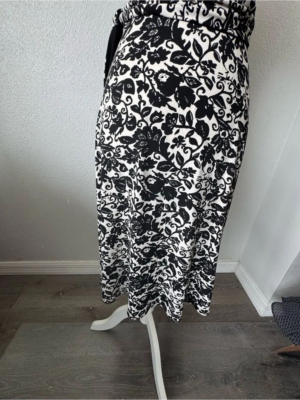Donna Morgan Black and White Dress Floral Wrap Midi Knit SZ 6 - Picture 7 of 10